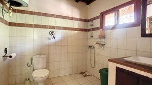 Ein Badezimmer mit Toilette, Dusche und Waschbecken.