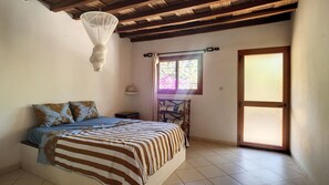 2 bedrooms, iron/ironing board, bed sheets