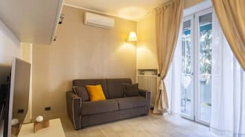 Appartement Ville | Coin séjour | TV connectée de 40 pouces avec chaßnes numériques