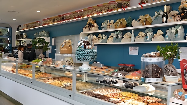 A bakery display with various baked goods and pastries. - Guest House Elettra di Siracusa (Syracuse)
