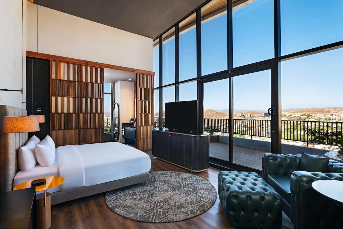 Superior Suite, 1 King Bed, Balcony, Golf View
