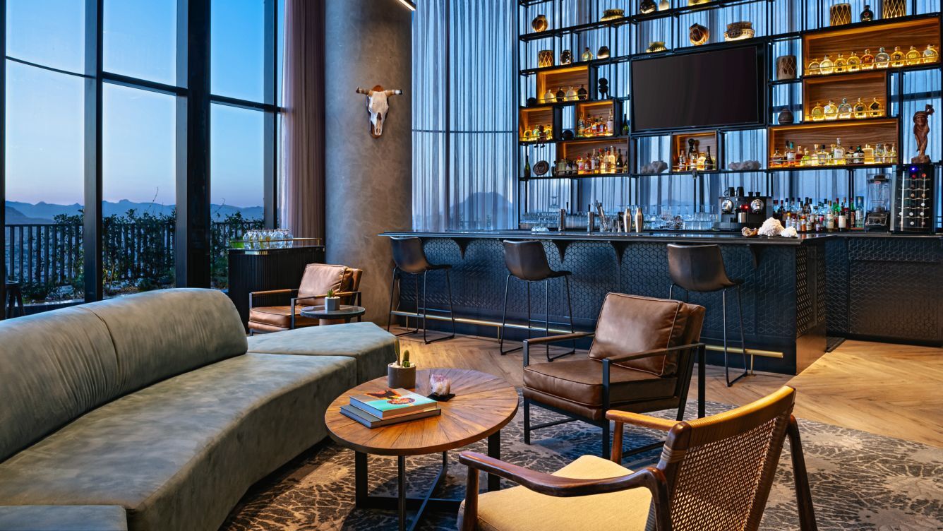 2 bares o lounges 