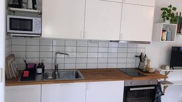 Kylskåp, mikrovågsugn, ugn och diskmaskin