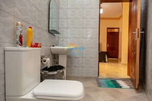 Shower, towels, soap, shampoo - Exquisite 1 bedroom apartment in quiet neighborhood -10 mins to Kampala city (Kampala)