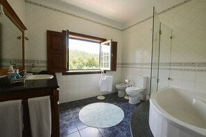 Chuveiro, secador de cabelo, toalhas de banho 