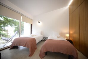 4 bedrooms, iron/ironing board, free WiFi, bed sheets