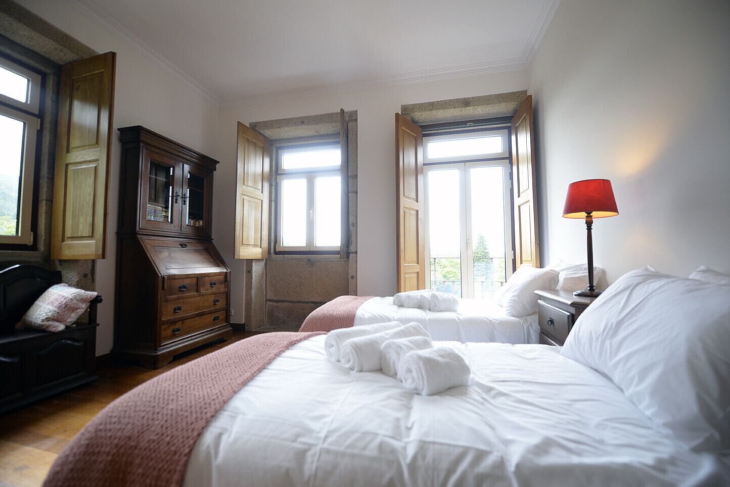 4 slaapkamers, een strijkplank/strijkijzer, gratis wifi, beddengoed