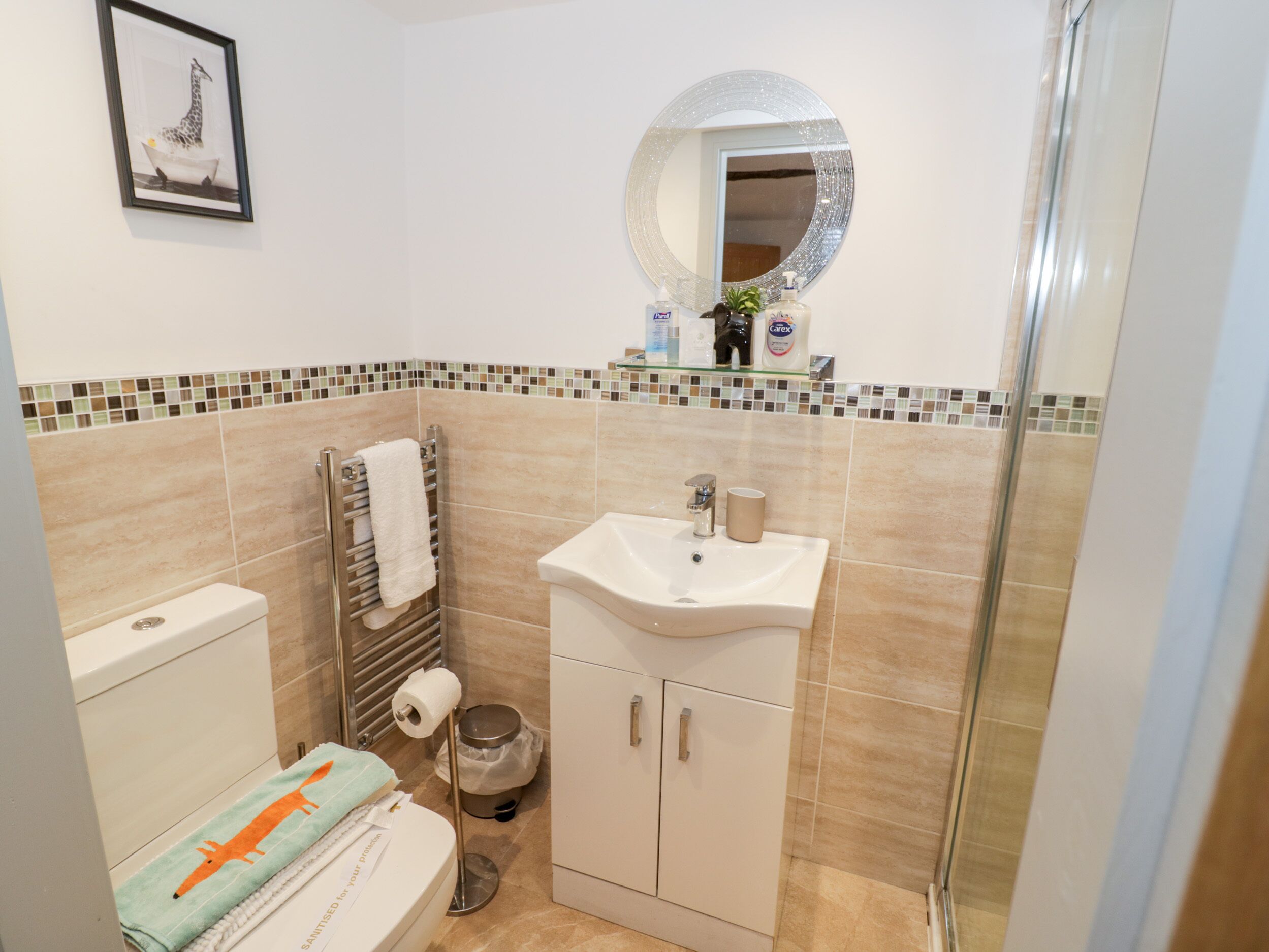 Un baño con inodoro, lavabo y ducha.