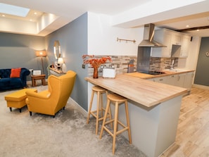 Geladeira, lava-louças, chaleira elétrica, torradeira