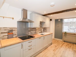 Geladeira, lava-louças, chaleira elétrica, torradeira