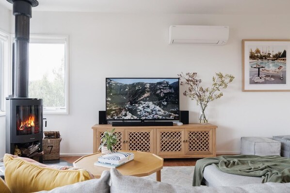 TV, lareira, DVD player