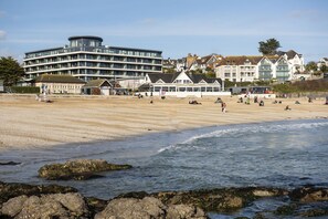 On the beach - Ocean's Eleven, The Liner - an apartment that sleeps 6 guests in 3 bedrooms (Falmouth)