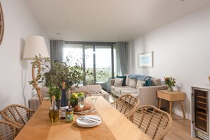 Smart TV, stereo - Ocean's Eleven, The Liner - an apartment that sleeps 6 guests in 3 bedrooms (Falmouth)