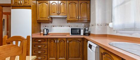 Refrigerador, microondas, lavavajillas y cafetera y tetera