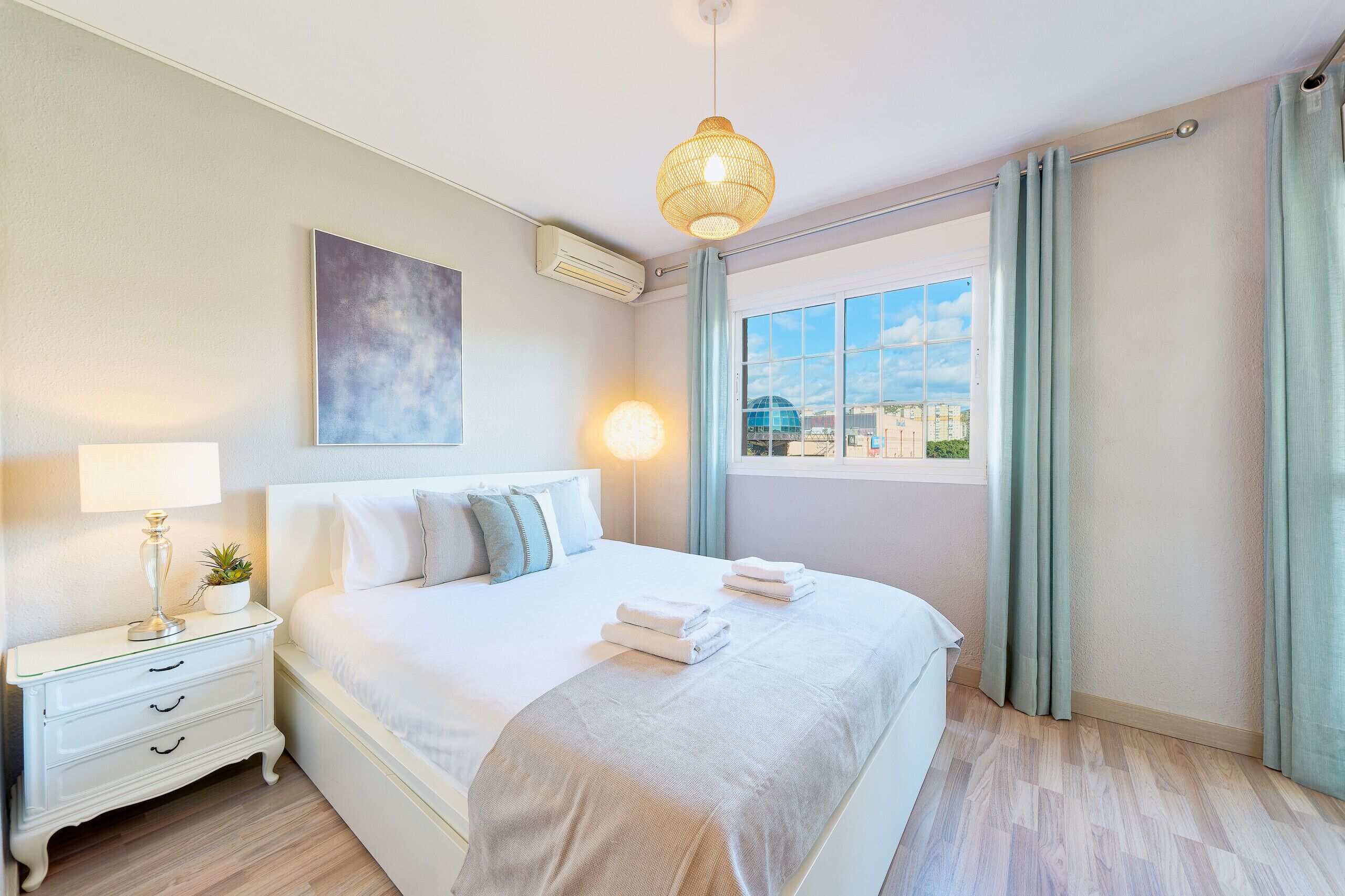 3 slaapkamers, een strijkplank/strijkijzer, gratis wifi, beddengoed