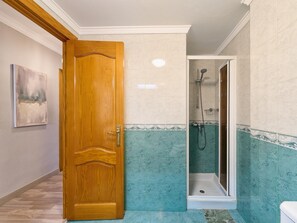 シャワー、ヘアドライヤー、タオル