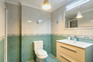 Douche, sèche-cheveux, serviettes fournies, papier toilette