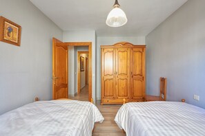 3 bedrooms, iron/ironing board, free WiFi, bed sheets