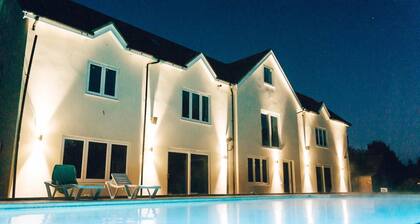 Luxury House with pool and hot tub. Rural private setting