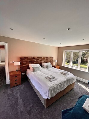 6 bedrooms, iron/ironing board, travel cot, free WiFi - Luxury House with pool and hot tub. Rural private setting  (Bedford)