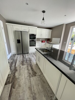 Refrigerador, microondas, horno, placa de cocina