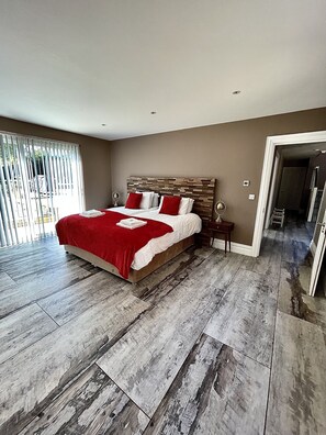 6 habitaciones, tabla de planchar con plancha y cuna de viaje