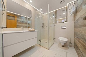 Douche, séchoir à cheveux, serviettes fournies