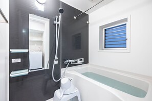 Leilighet – basic, ikke-røyk (MELL-THEATER RESORT201) | Bad | Kombinert dusj/badekar, designertoalettartikler, hårføner og tøfler