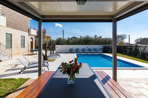 Beautiful 6 bedroom villa with private pool in village Valbandon