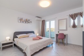 6 soverom, safe på rommet, strykejern/-brett og reiseseng for barn