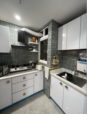Fridge, microwave, toaster, mixer - Fully Furnished Room in Hauz Khas (New Delhi)