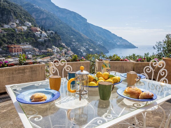 屋外ダイニングエリア