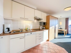 Kylskåp, mikrovågsugn, spishäll och diskmaskin