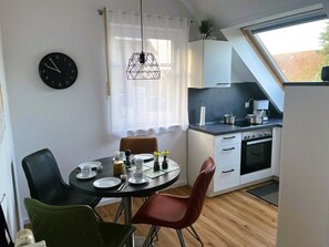 Kylskåp, mikrovågsugn, ugn och spishäll