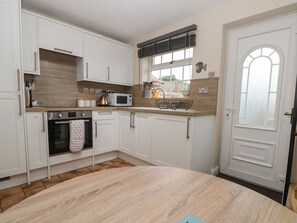 Fridge, electric kettle, toaster, cookware/dishes/utensils - Shell Seeker Cottage (Bridlington)