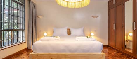 Business Townhome, 3 Bedrooms, Non Smoking, River View | 3 bedrooms, desk, laptop workspace, free WiFi