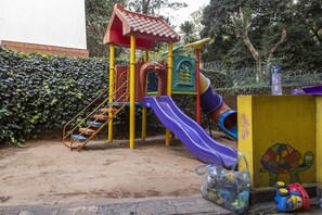 Zona de juegos infantil al aire libre