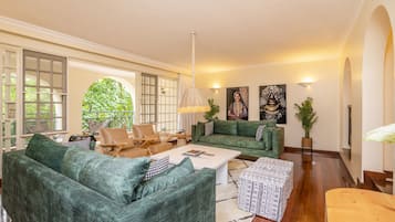 Business resortwoning, 3 slaapkamers, niet-roken, uitzicht op rivier | Woonruimte | Een 55-inch smart-tv met digitale zenders