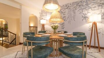 Business Townhome, 3 Bedrooms, Non Smoking, River View | In-room dining