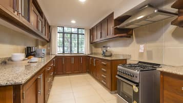 Business Townhome, 3 Bedrooms, Non Smoking, River View | Private kitchen | Coffee/tea maker, electric kettle