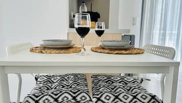 Mini-Kühlschrank, Hochstuhl, Gefrierschrank