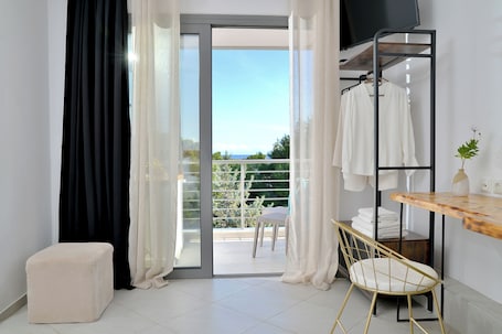 Deluxe Double Room | Egyptian cotton sheets, premium bedding, memory foam beds. Sun Day Apts Free Airport Shuttle