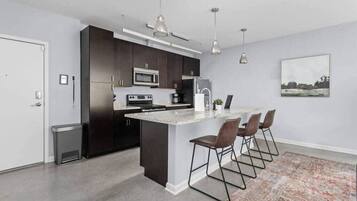 Frigorífico, microondas, horno y placa de cocina