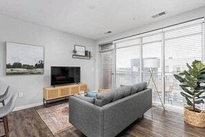 Televisión y oficina 