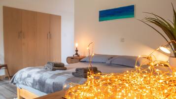 3 bedrooms, desk, iron/ironing board, free WiFi