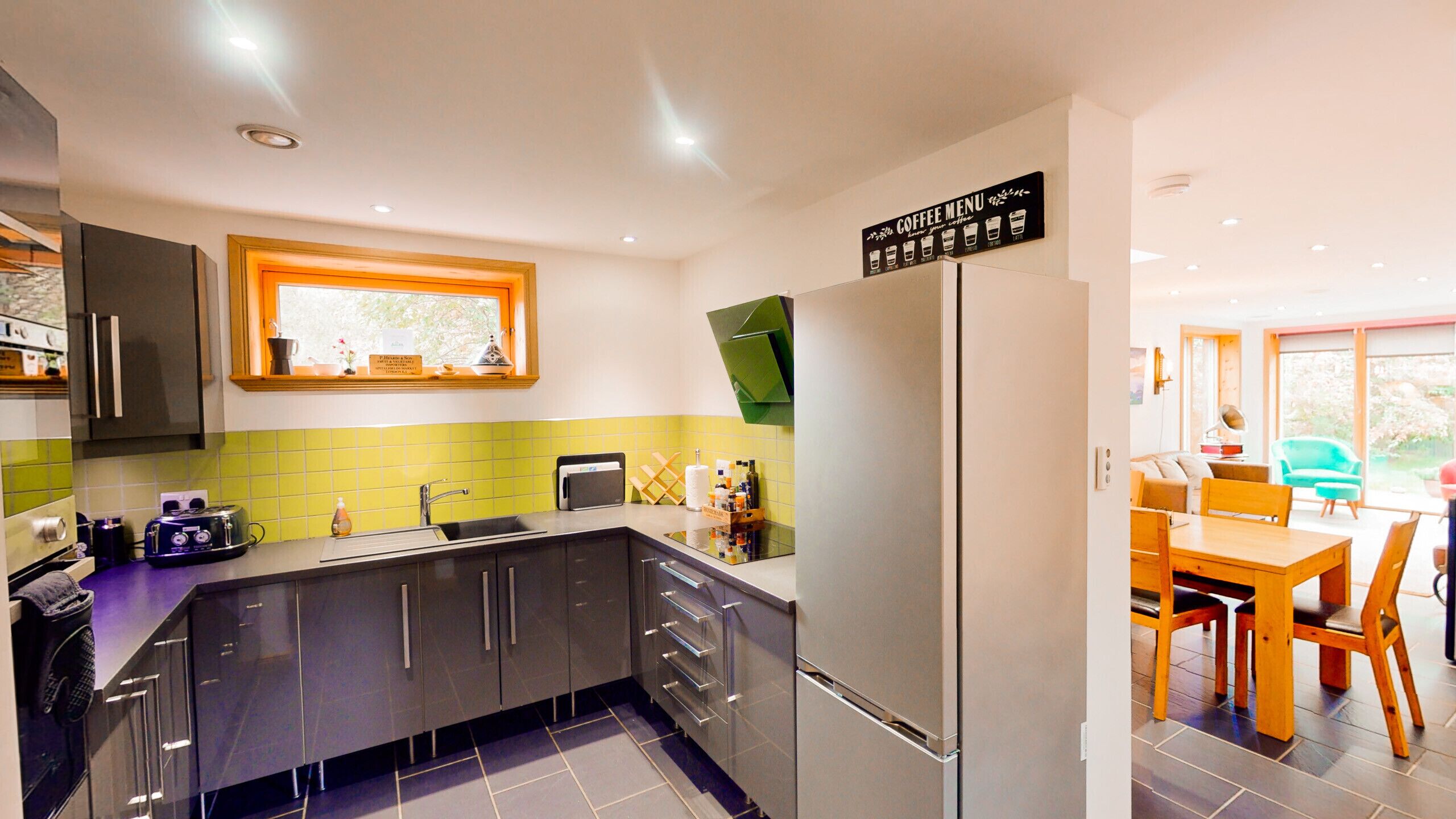 Kjøleskap, mikrobølgeovn, ovn og oppvaskmaskin