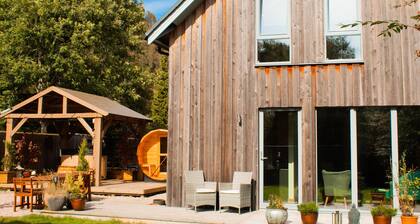 Woodhaus - with hot tub and sauna in Aviemore