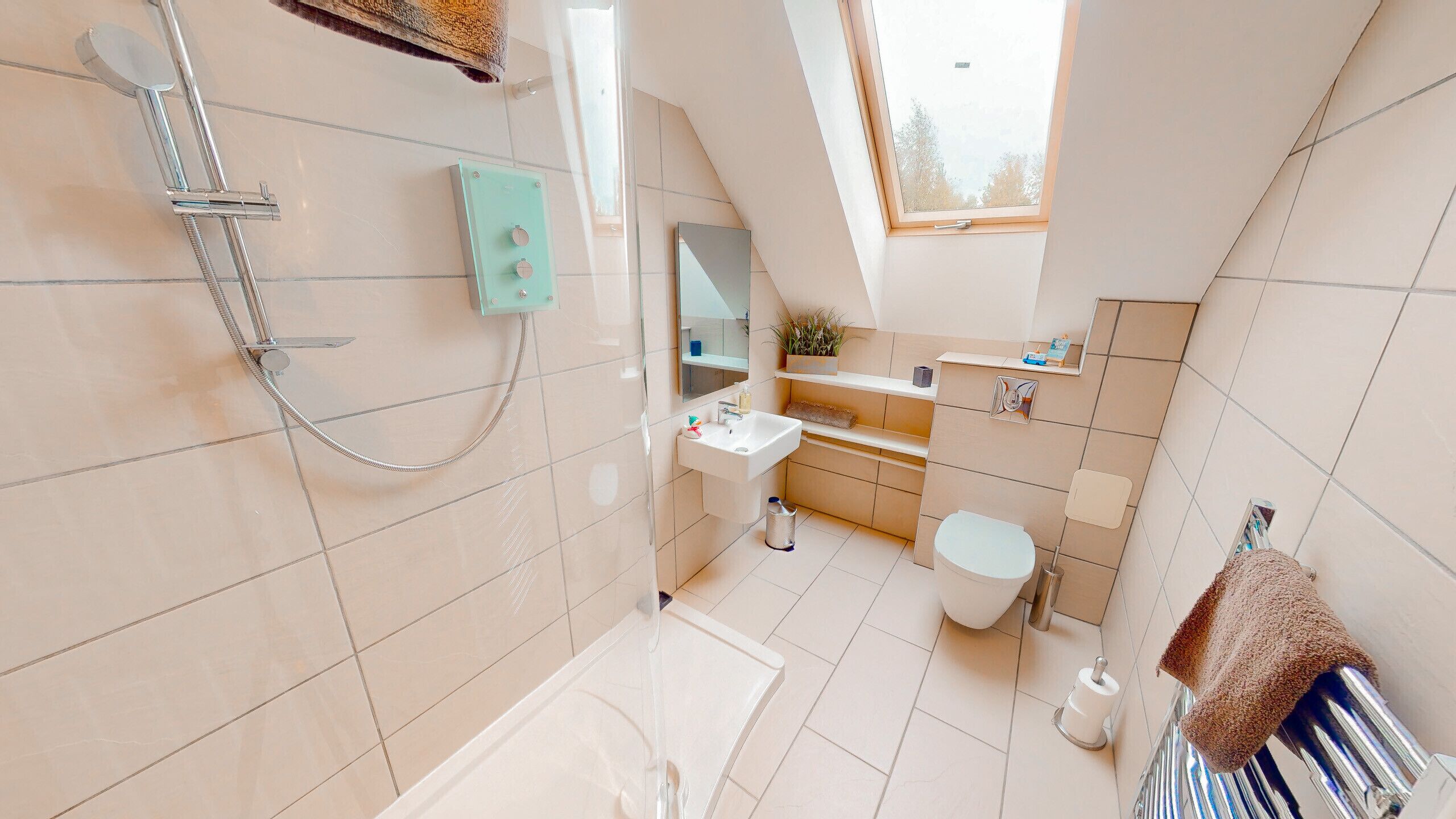Douche, articles de toilette écologiques, serviettes fournies