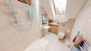 Een douche, milieuvriendelijke toiletartikelen, handdoeken, toiletpapier