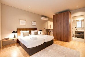 Iron/ironing board, travel crib, WiFi, bed sheets